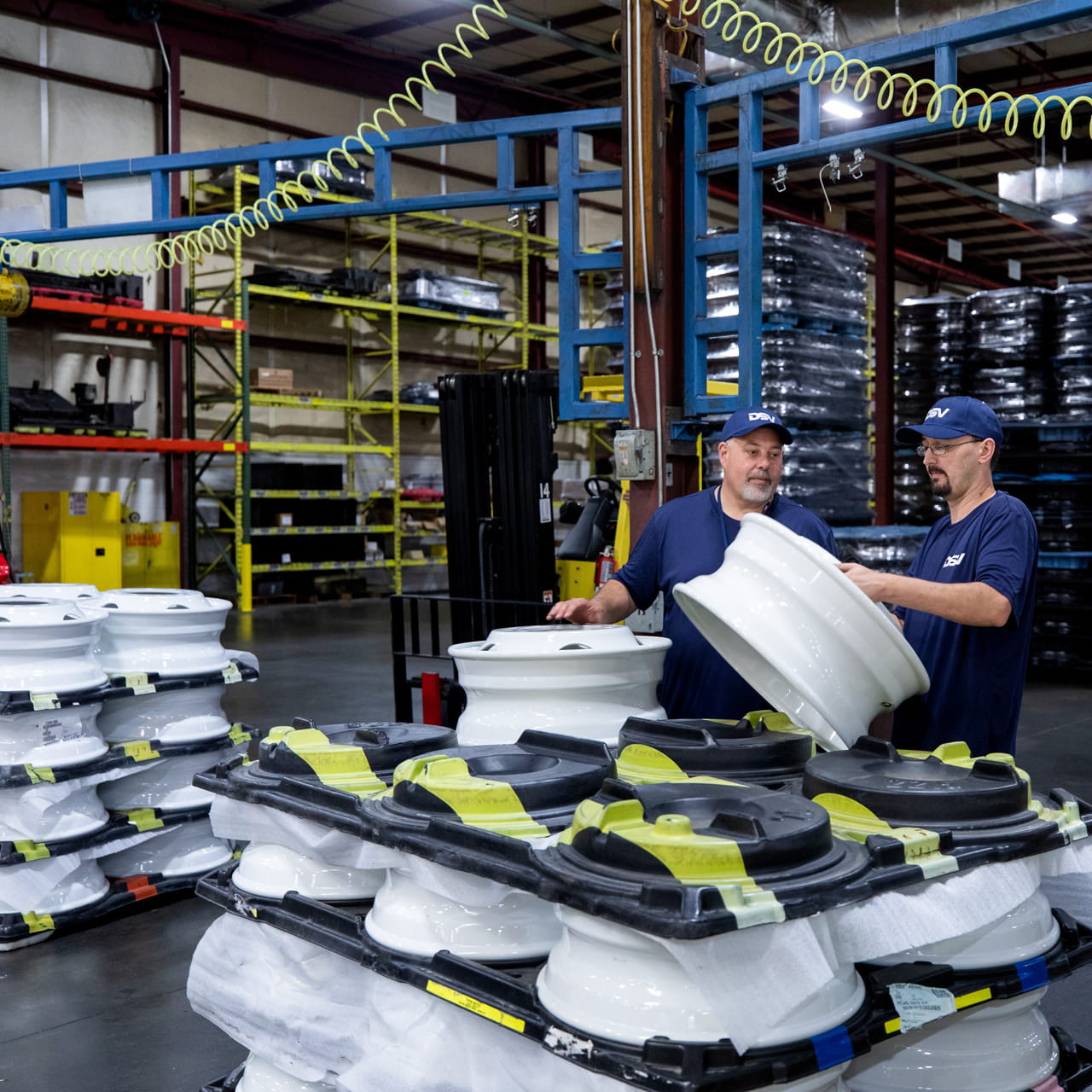 Zwei Menschen in einem Warenlager